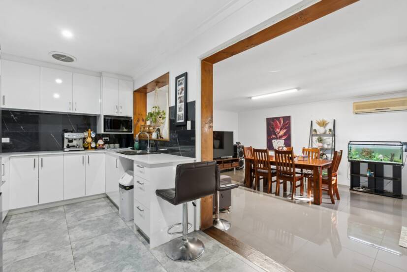 15 Parer Close, THORNLIE, WA 6108 AUS