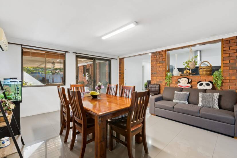 15 Parer Close, THORNLIE, WA 6108 AUS