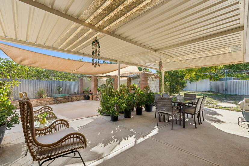 15 Parer Close, THORNLIE, WA 6108 AUS