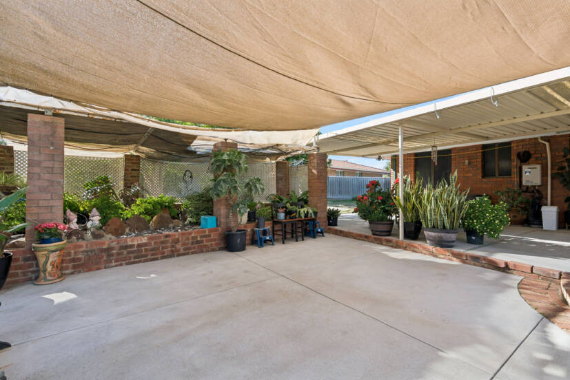 15 Parer Close, THORNLIE, WA 6108 AUS