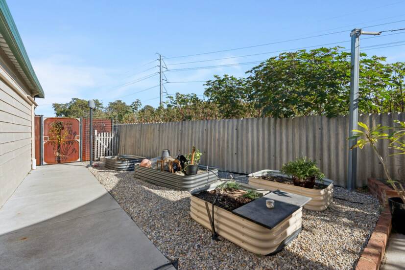 15 Parer Close, THORNLIE, WA 6108 AUS