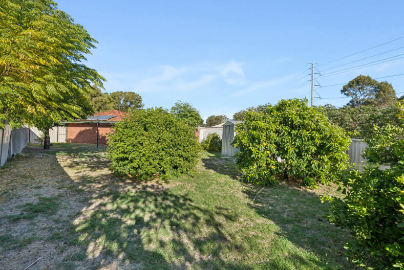 15 Parer Close, THORNLIE, WA 6108 AUS
