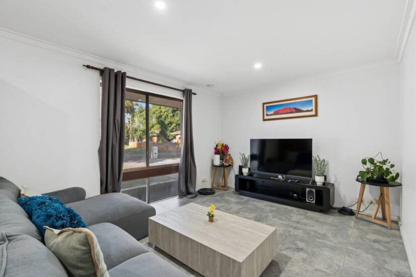 15 Parer Close, THORNLIE, WA 6108 AUS