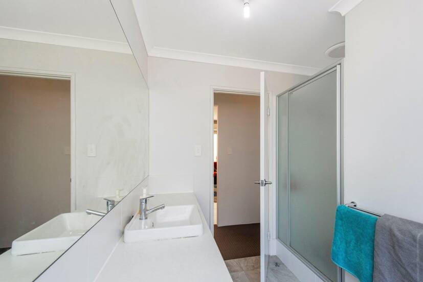 34 Hokitika Drive, DUDLEY PARK, WA 6210 AUS