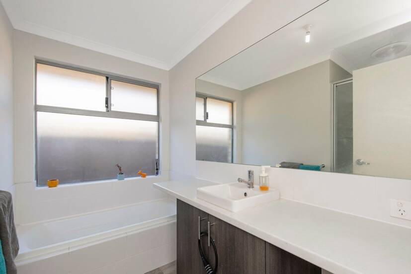 34 Hokitika Drive, DUDLEY PARK, WA 6210 AUS