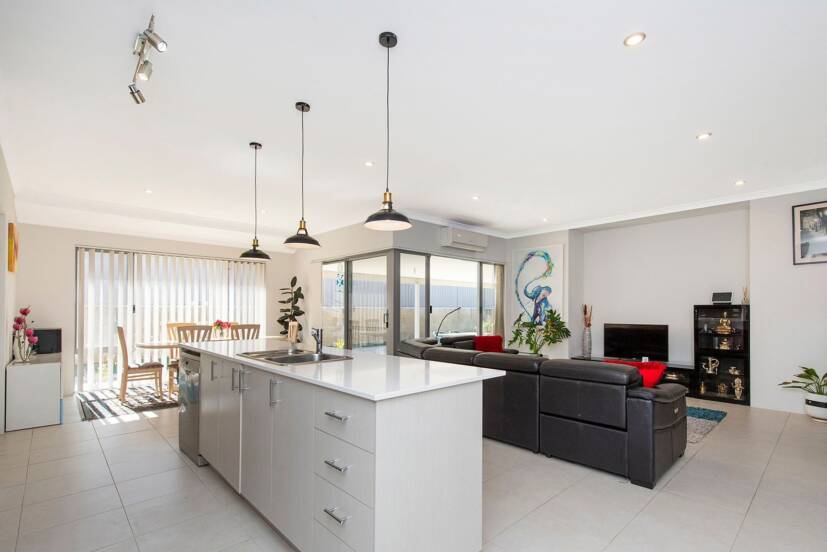 34 Hokitika Drive, DUDLEY PARK, WA 6210 AUS