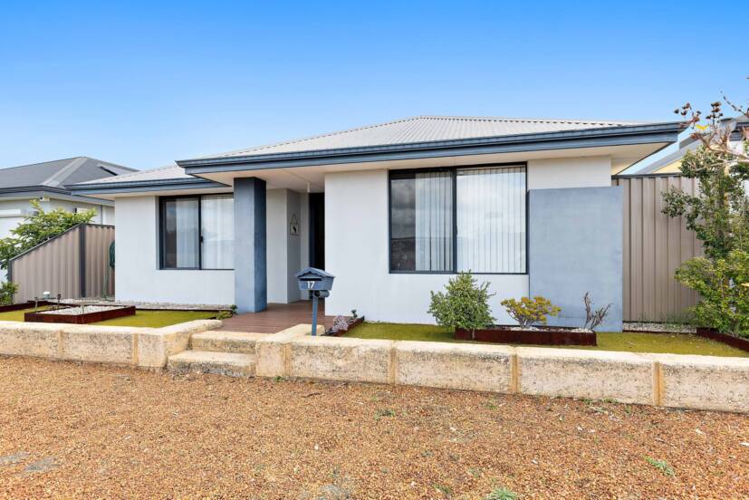 17 Babiana Link, PIARA WATERS, WA 6112 AUS