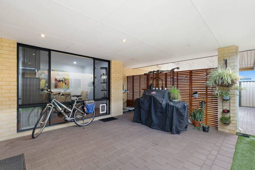 17 Babiana Link, PIARA WATERS, WA 6112 AUS