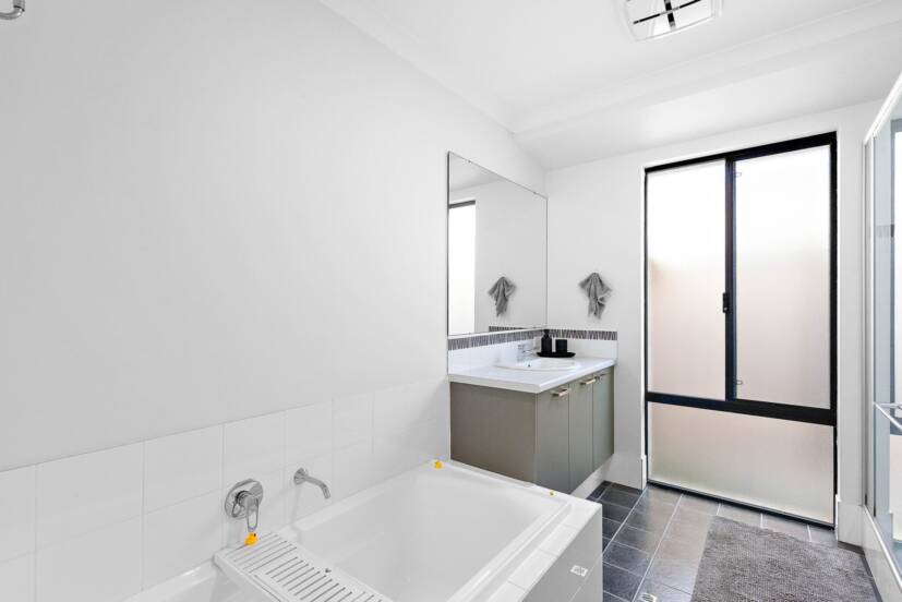 17 Babiana Link, PIARA WATERS, WA 6112 AUS